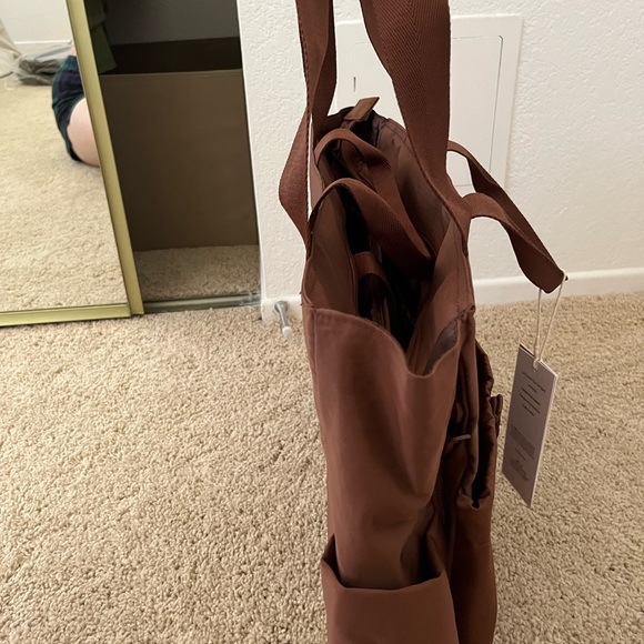 NWT BEIS Sports Carryall Bag in Maple - Picture 6 of 11